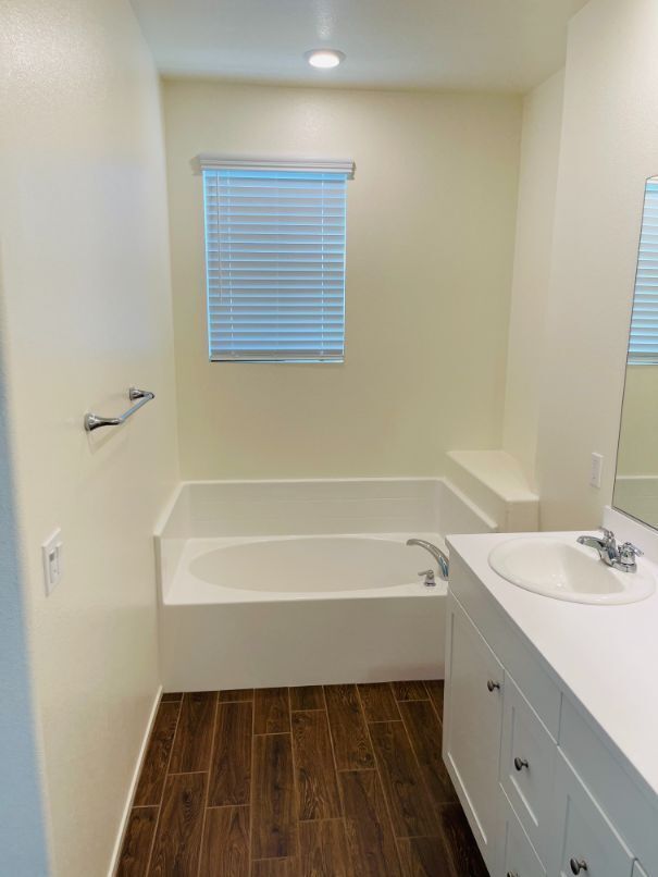 Building Photo - 30316 Town Square Dr