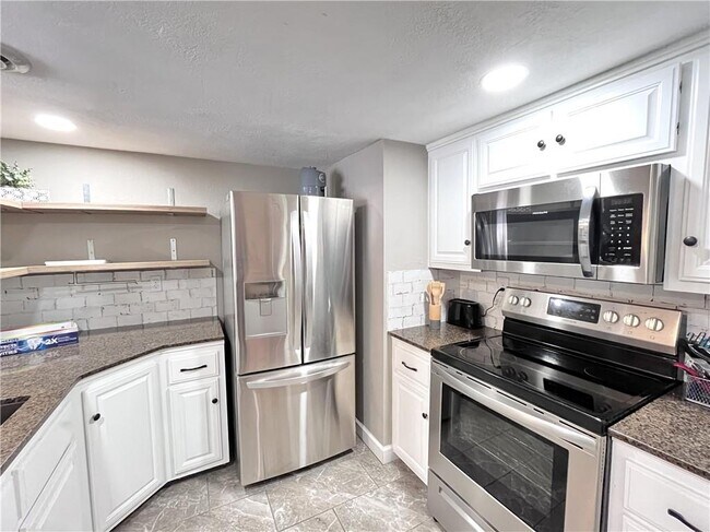 Building Photo - 26 Melinda Ln