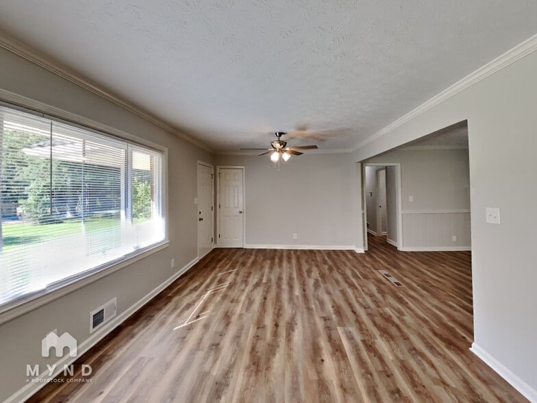 Building Photo - 906 King Dr SE