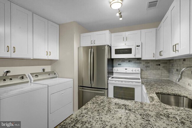 Building Photo - 2665 Glengyle Dr
