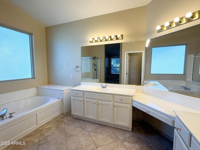 Building Photo - 1432 S Apache Dr