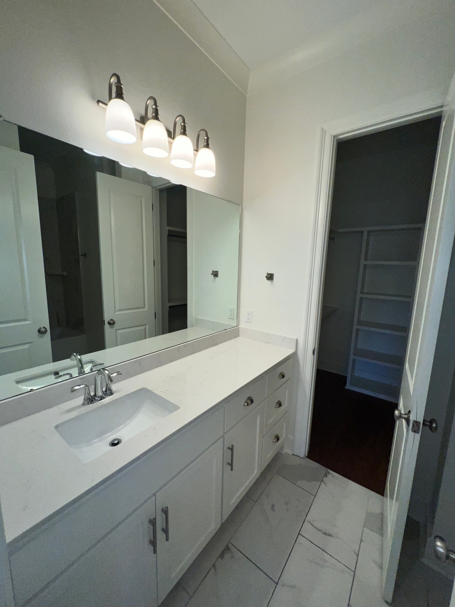 Master Bathroom - 324 Saint Thomas Ln