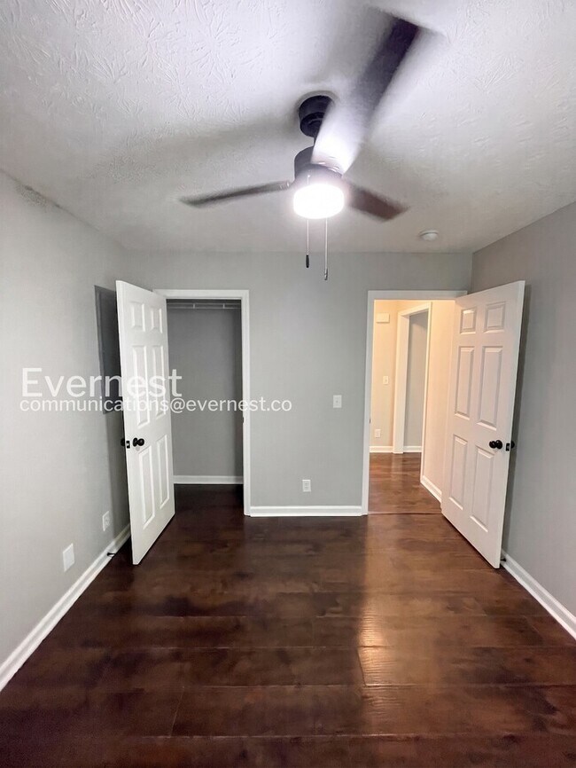 Building Photo - 3 Bed, 2 Bath Home with Off-Street Parking / Pet-Friendly / Available Now!
