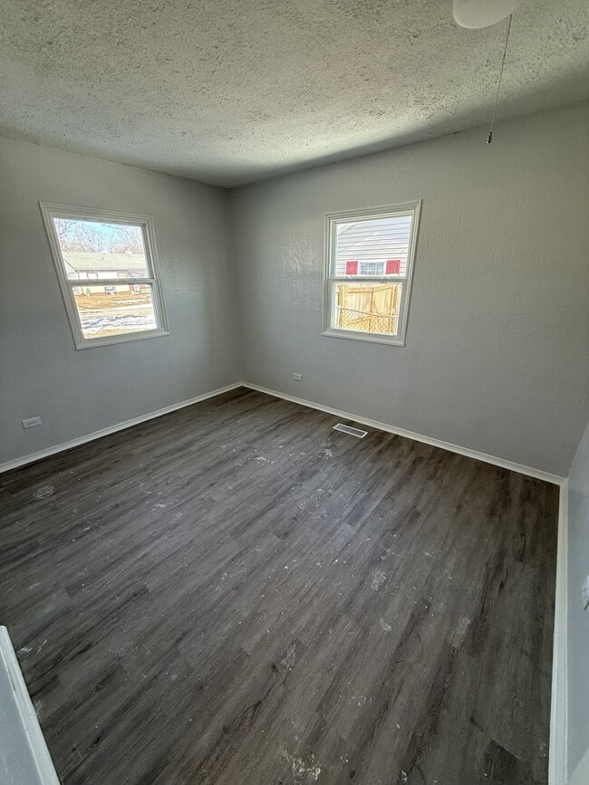 Building Photo - 1645 W Elm St