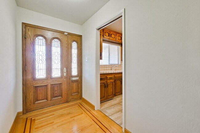Building Photo - Hardwood Floors- Top Moreland SCH- SM Dogs Welcome- Close to Apple