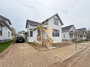 Building Photo - 4 Bed 1 Bath Single Family Home