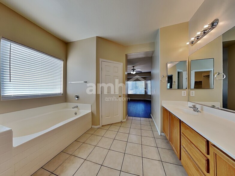 Building Photo - 5526 W Pecan Rd