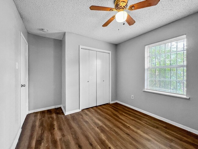 Building Photo - Pet-Friendly 5BR/2BA Home w/ Garage & Fenc...