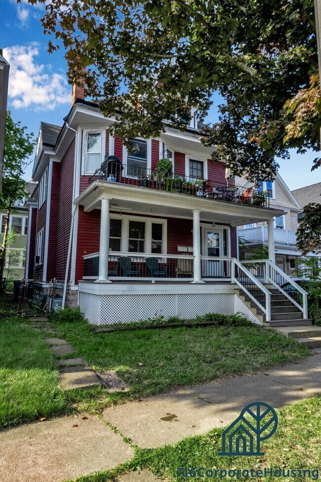 Building Photo - Furnished 3-Bedroom Lower Apartment on Bird Ave