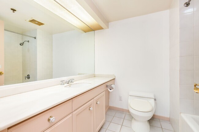 Building Photo - 1341 Kapiolani Blvd