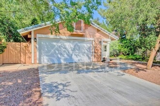 Building Photo - 1132 E Linda Ln