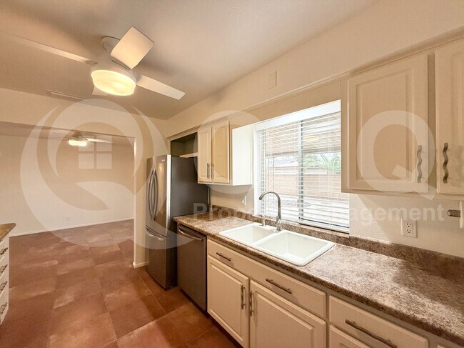 Building Photo - 4559 E Dragoon Ave