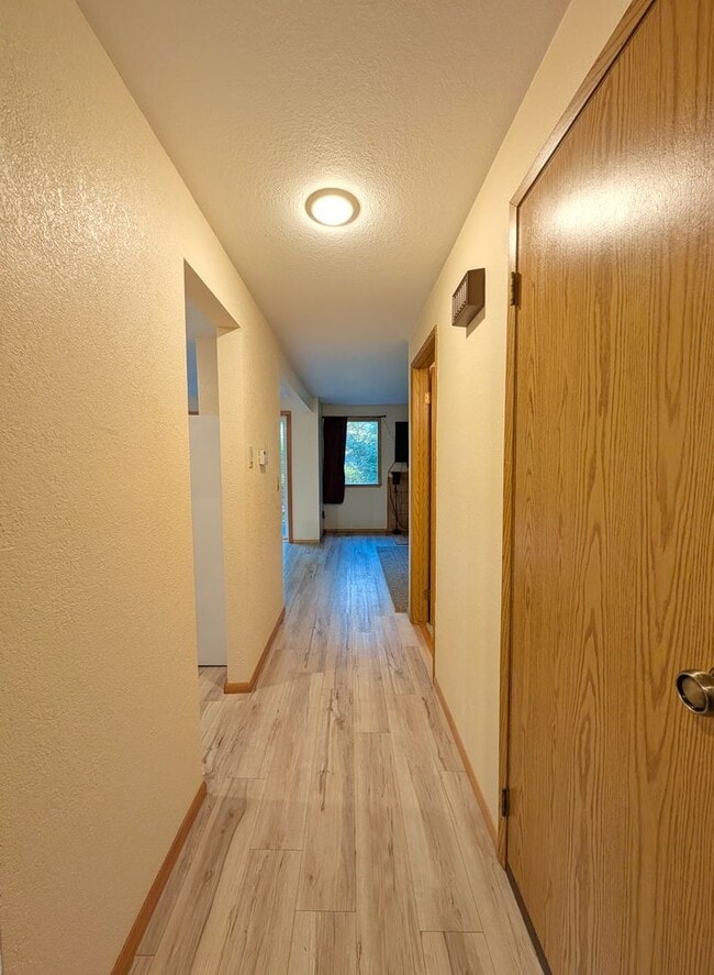 Building Photo - Unfurnished, 3Bd/1.5Ba Dgl Townhome, Long ...