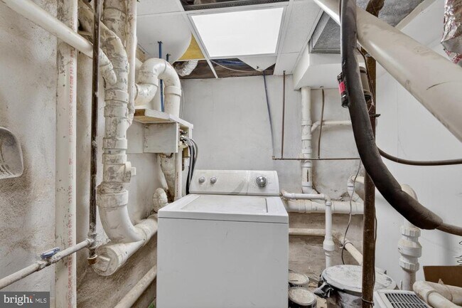 Building Photo - 1708 Catharine St