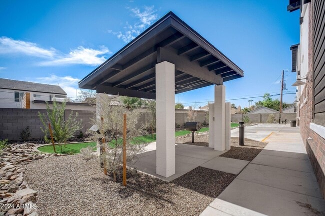 Building Photo - 3725 E Earll Dr