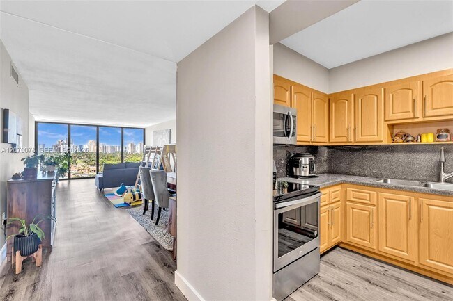 Building Photo - 3375 N Country Club Dr