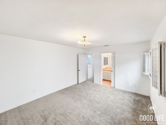 Building Photo - Beautiful 2B 2BA Home Steps From the Ocean!