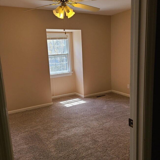 Building Photo - Incredible Townhouse in N Chesterfield!