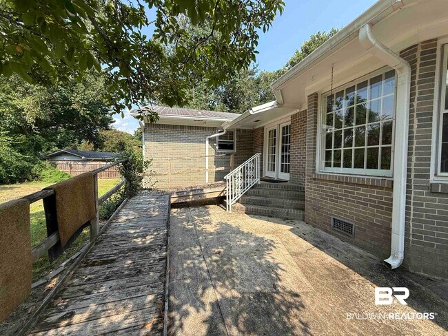 Building Photo - 110 Patrician Dr N
