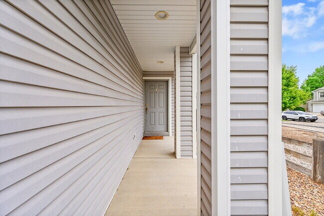 Building Photo - $2,395 - 3 Bed, 2 Bath End Unit Townhome w...