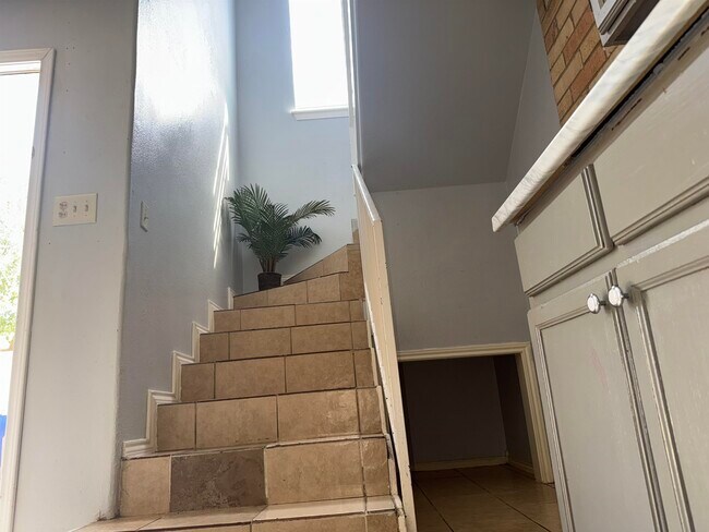 Building Photo - 311 Soria Dr