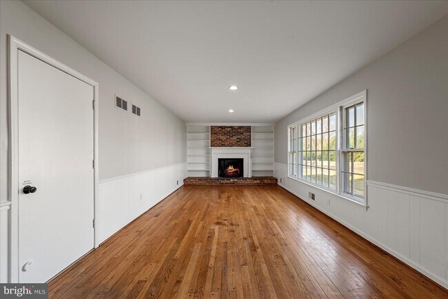 Building Photo - 641 W Country Club Dr