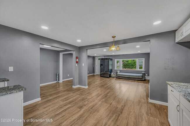Building Photo - 664 Laurel Dr