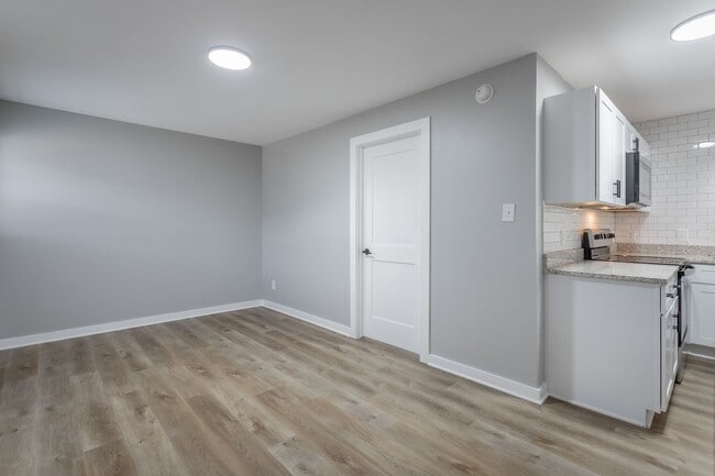 Building Photo - Renovated modern 1 bedroom, 1-bathroom apa...