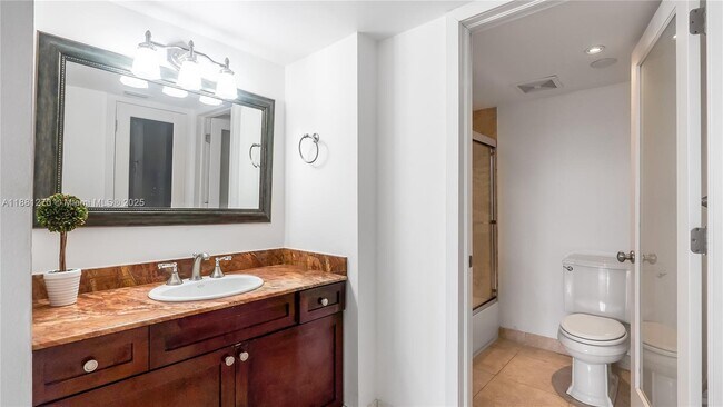 Building Photo - 801 N Venetian Dr