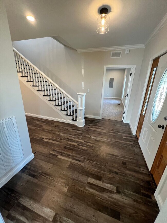 Building Photo - Spectacular newly remodeled home, next to the Square, Franklin, Ky