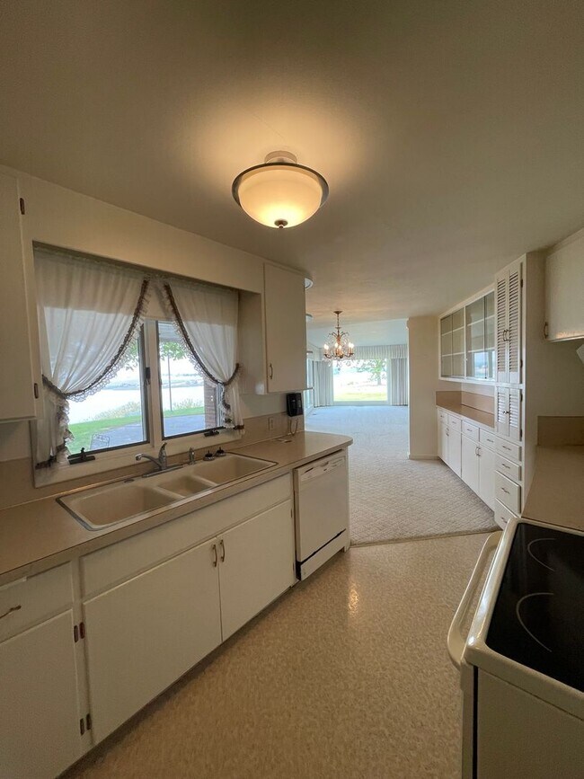 Building Photo - 302 N Crestview Dr