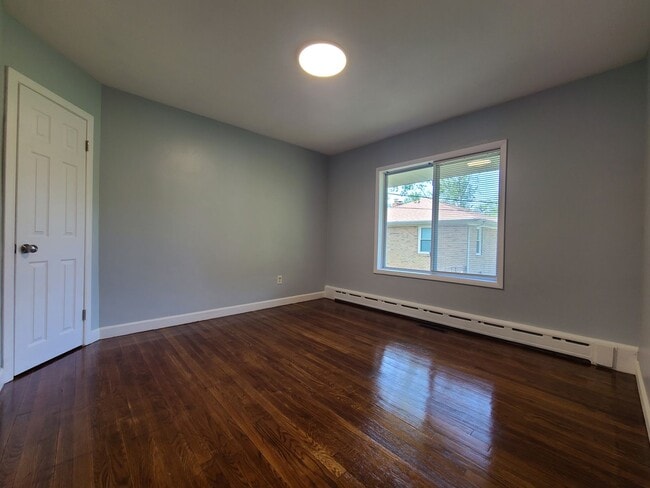 Building Photo - Spacious 4-Bed, 2-Bath Updated Home in Ben...