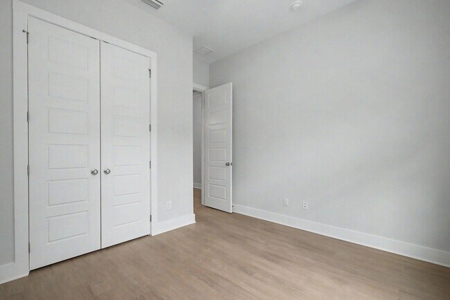 Building Photo - 4065 Four Oaks Blvd