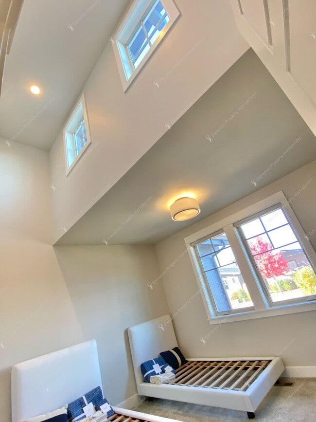 Building Photo - Luxury Single-Level 3BR - 3.5BA Living in Tetherow