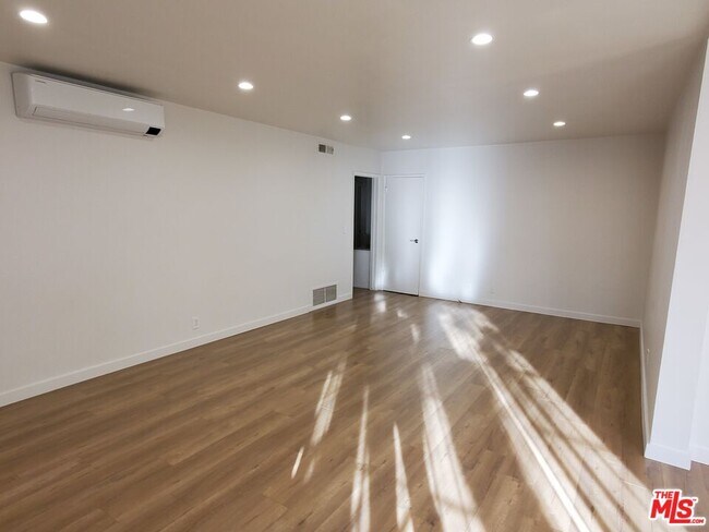 Building Photo - 450 Rexford Dr