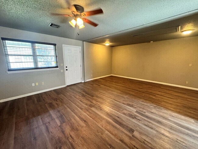 Building Photo - 2 bed , 1 and a 1/2 bath, garage conversion with two living rooms and a storage space! Moore scho...