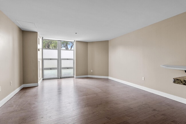 Building Photo - 250 E Harbortown Dr