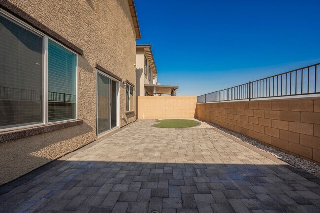 Building Photo - 402 Larksong Ave