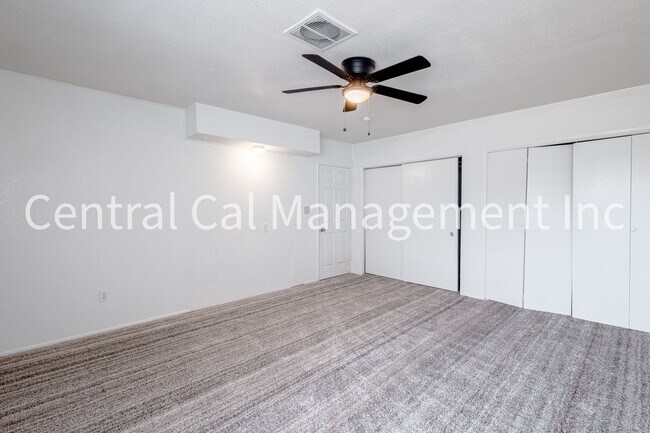 Building Photo - 4 Bedroom/2 Bath Home in Central Bakersfield - $2095 Per Month!