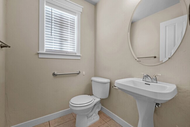 Building Photo - 958 N Buffalo Dr