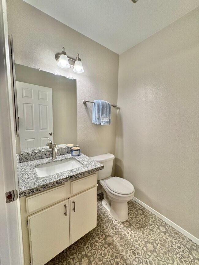 Building Photo - Charming 2 bed 1.5 bath condo, with attached 2 car garage!