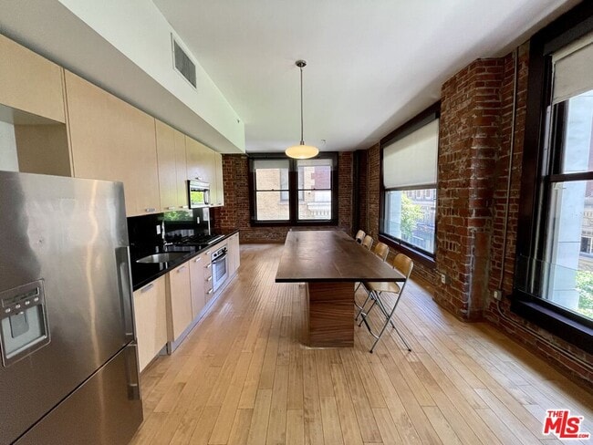 Building Photo - 460 S Spring St