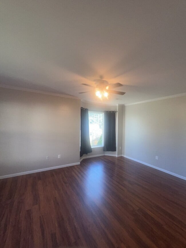 Building Photo - Spacious End-Unit 4 Bedroom Townhome for R...