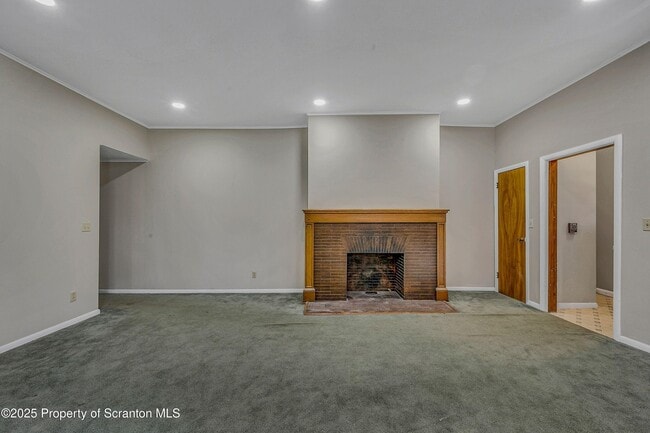 Building Photo - 637 Monroe Ave