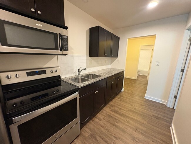 Building Photo - Affordable and Adorable Duplex in Enderly ...