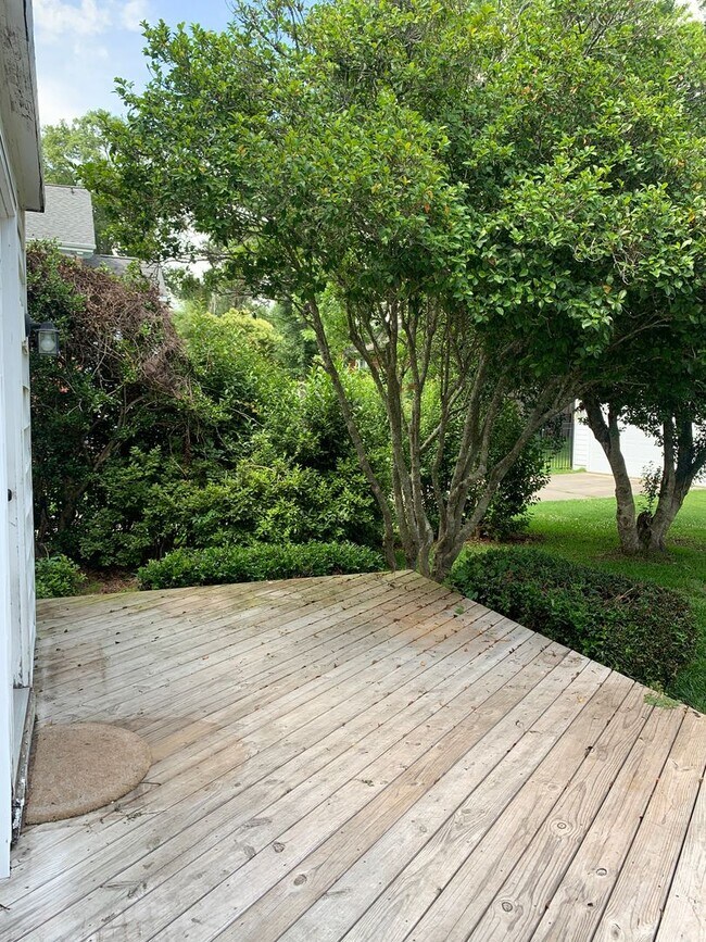 Building Photo - Beautiful Historic 3 Bedroom 2 Bath House on Colonial Drive