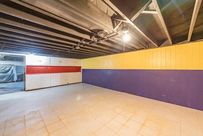 Building Photo - 618 N Oplaine Rd