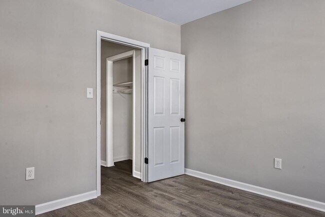 Building Photo - 1402 W 3rd St