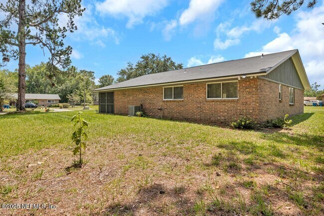 Building Photo - 1215 Bluehill Dr N