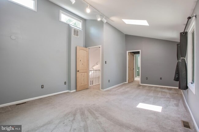 Building Photo - 1619 Summit Dr